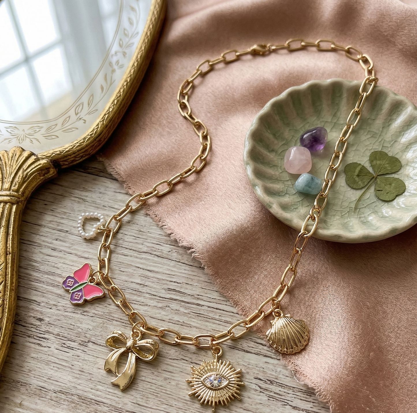 Collar de metal con corazón de perla